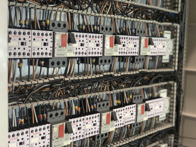 Cuadros eléctricos a medida en Motril para instalación profesional con protecciones y cableado organizado en Motril